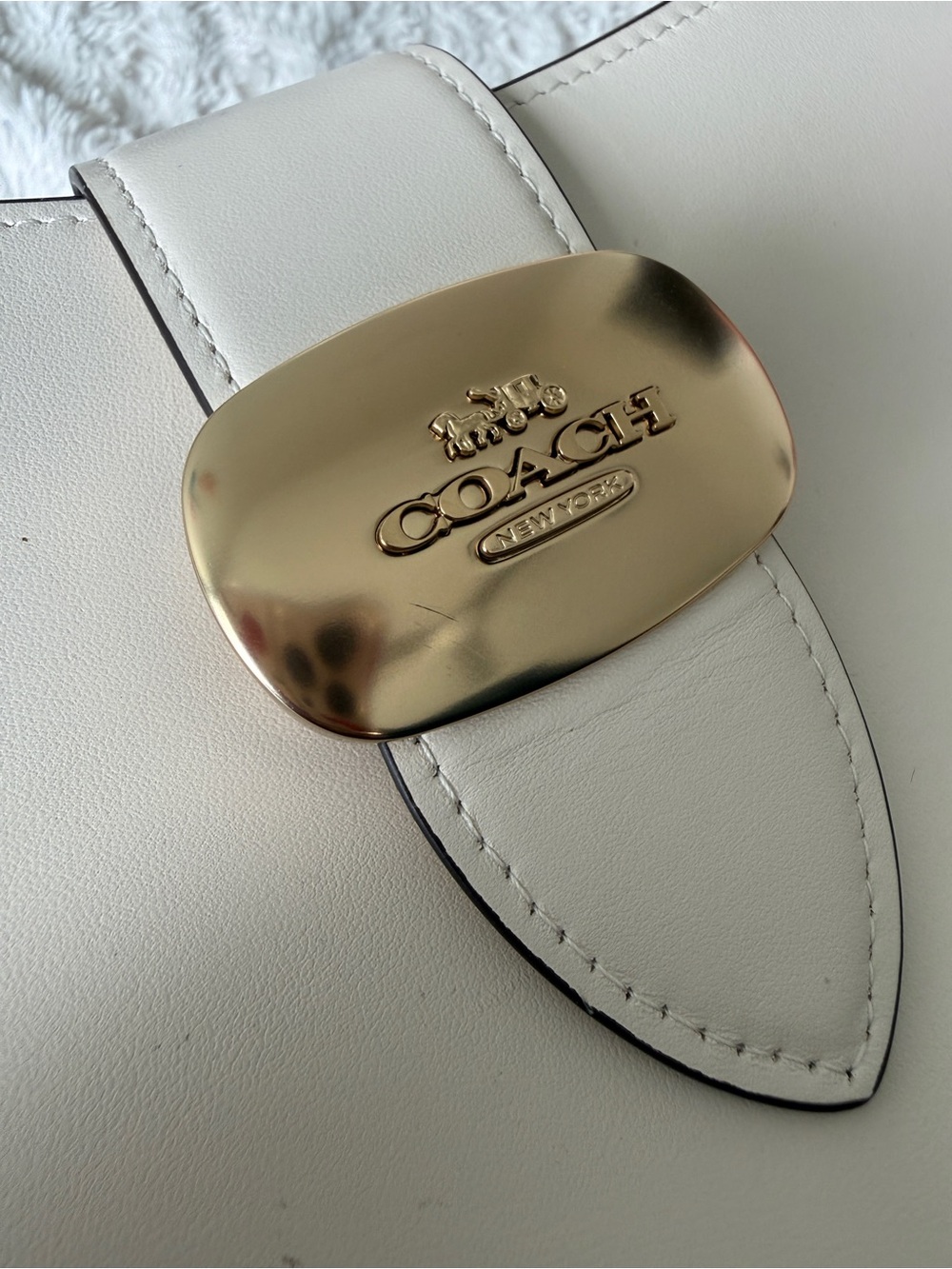 Coach Cream Leather Shoulder Bag with Gold Hardware and Chain Strap - Picture 3 of 5